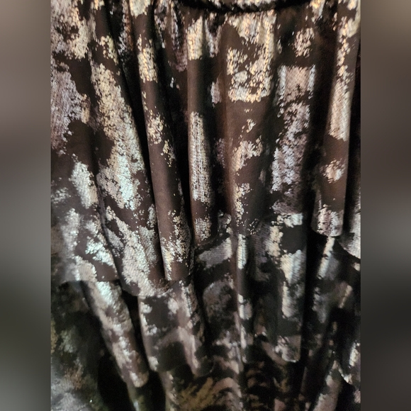 *2/$25* 1X Metallic flowy sleeveless top - Picture 4 of 5